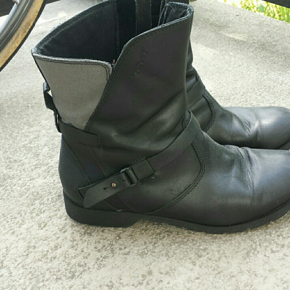 Good condition Teva De La Vina boots